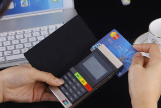 信用卡绑在手机上消费和直接刷卡有哪些的区别？