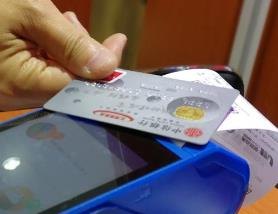 银行卡被盗刷后应该如何处理？办理信用卡需要满足哪些条件？配图