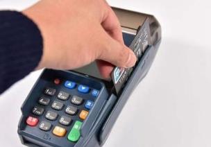 信用卡取现和刷卡有什么不同？信用卡分期付款的利与弊是什么？